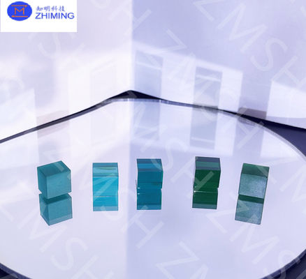 Zeytinyağı yeşil safir kaba değerli taş Sentetik 99.999% Al2O3 sertliği Mohs 9.0